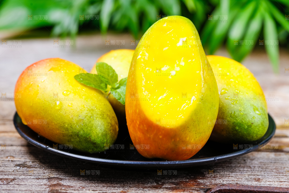 一盘海南贵妃芒放在木底上