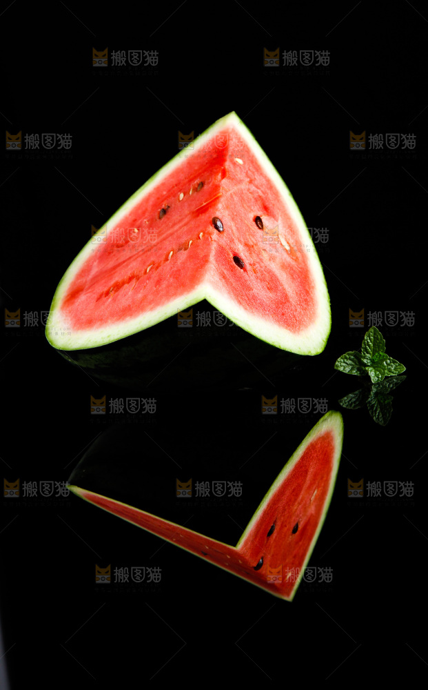 黑底上放着红肉西瓜
