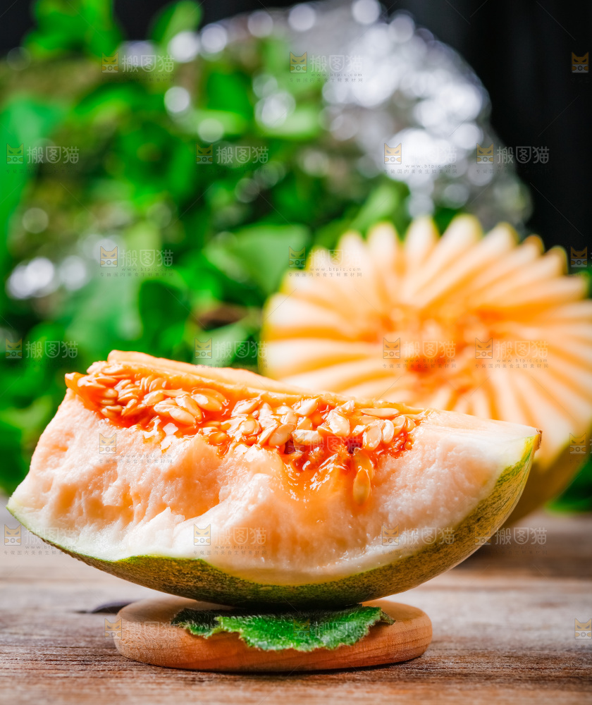 木底上放着切开的新疆哈密瓜