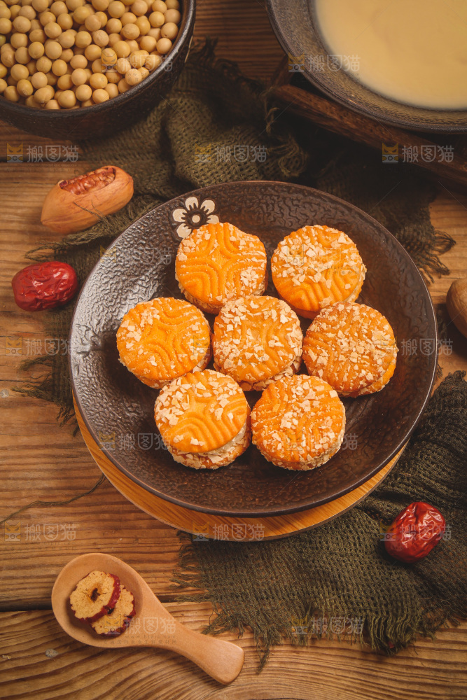 一盘饼干放在木底上