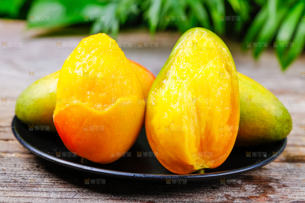 一盘海南贵妃芒放在木底上