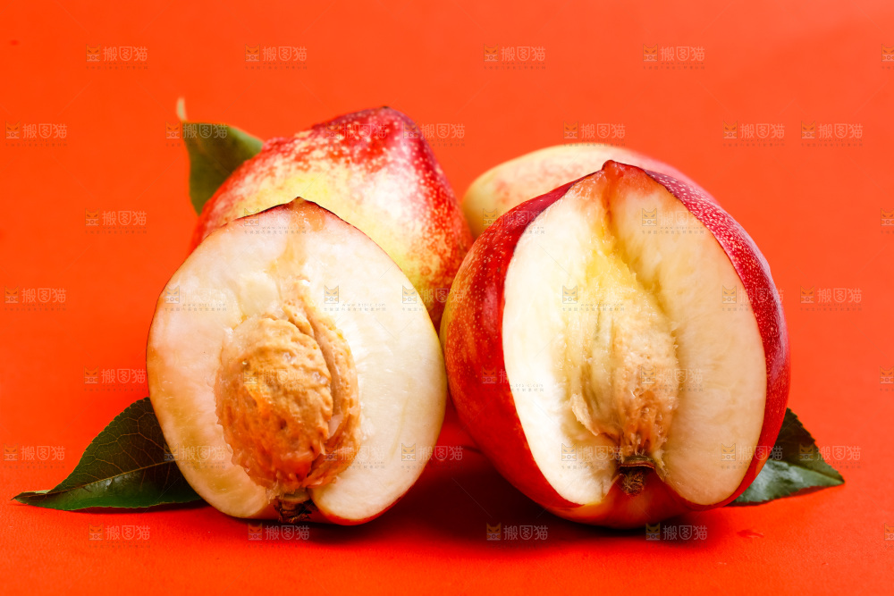 浅底上的白心油桃