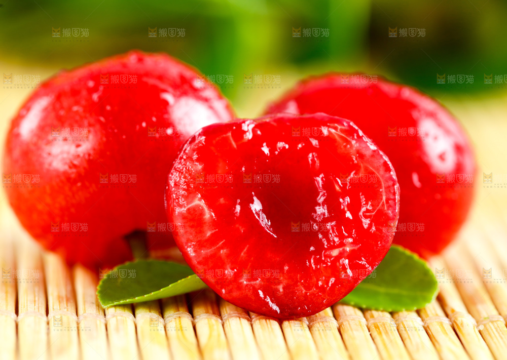 浅底上的新鲜樱桃