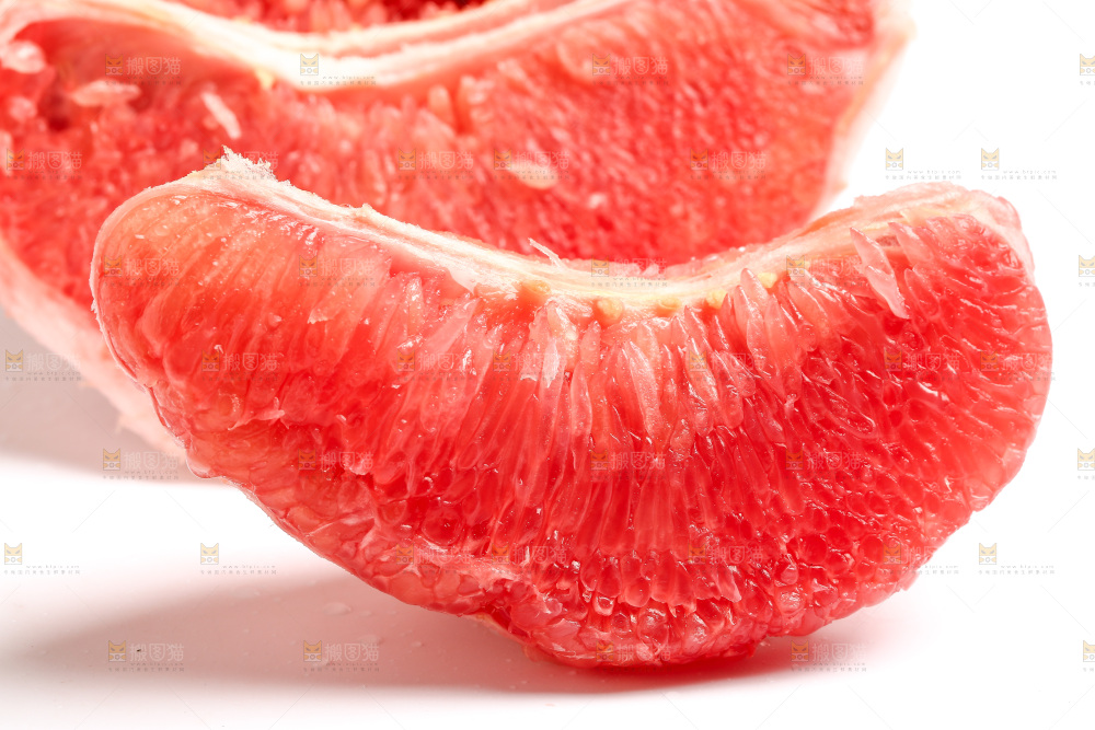 白底上放着红心蜜柚