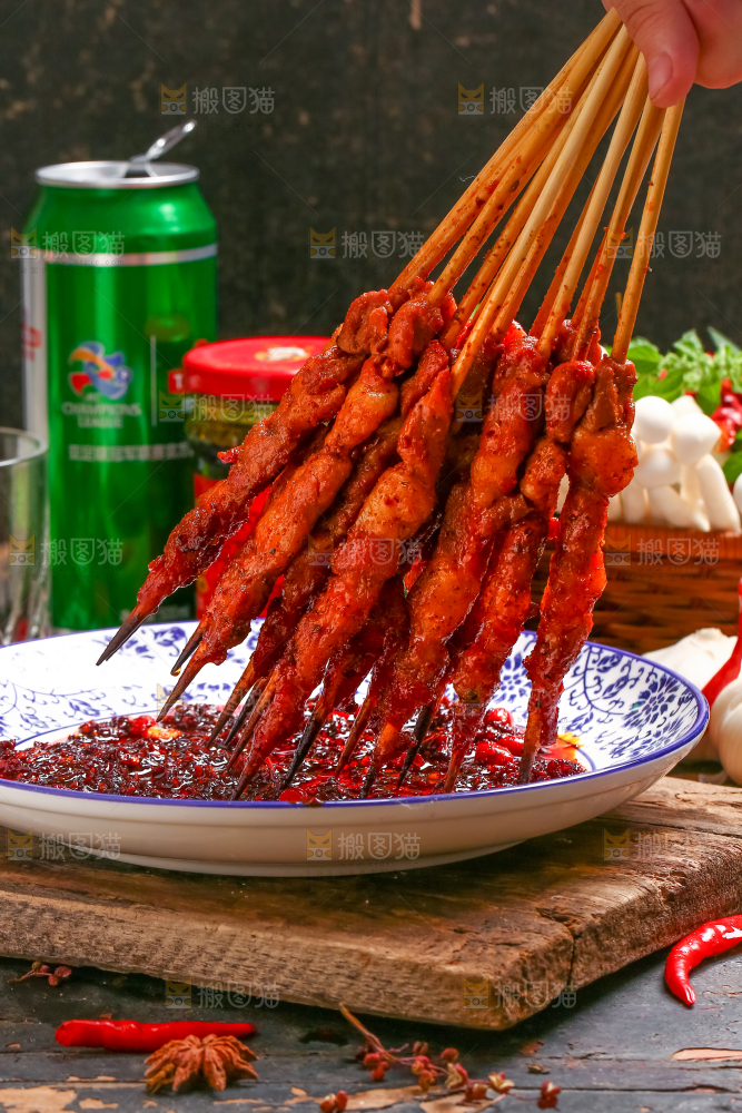 手里拿着一把肉串