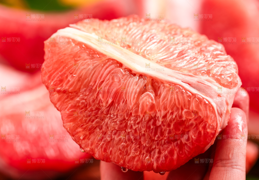 手里拿着红心柚子