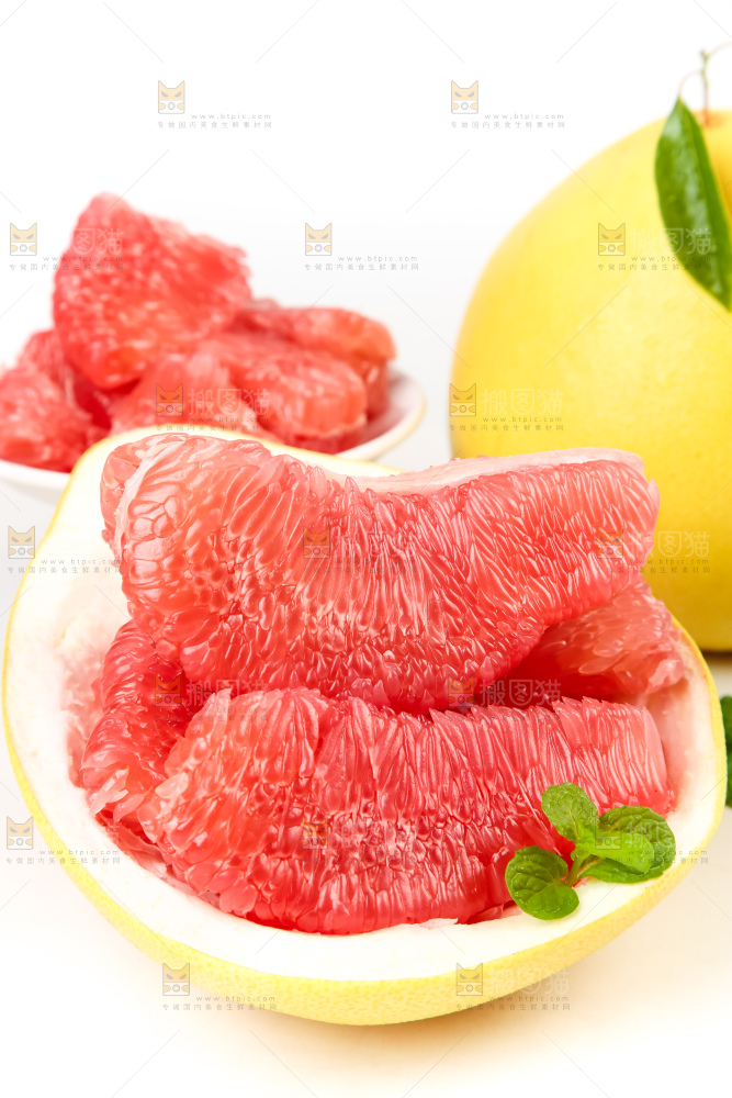 竹底上盘子里的红肉柚子