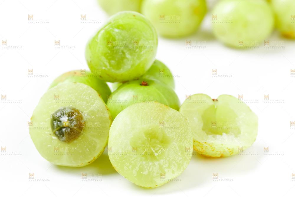 白底上摆放着余甘果