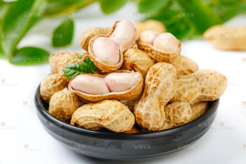 白底上盘子里的生花生