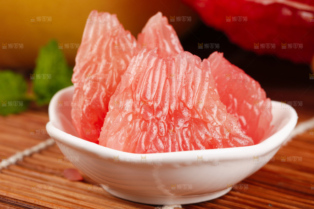 竹底上的平和红心柚子