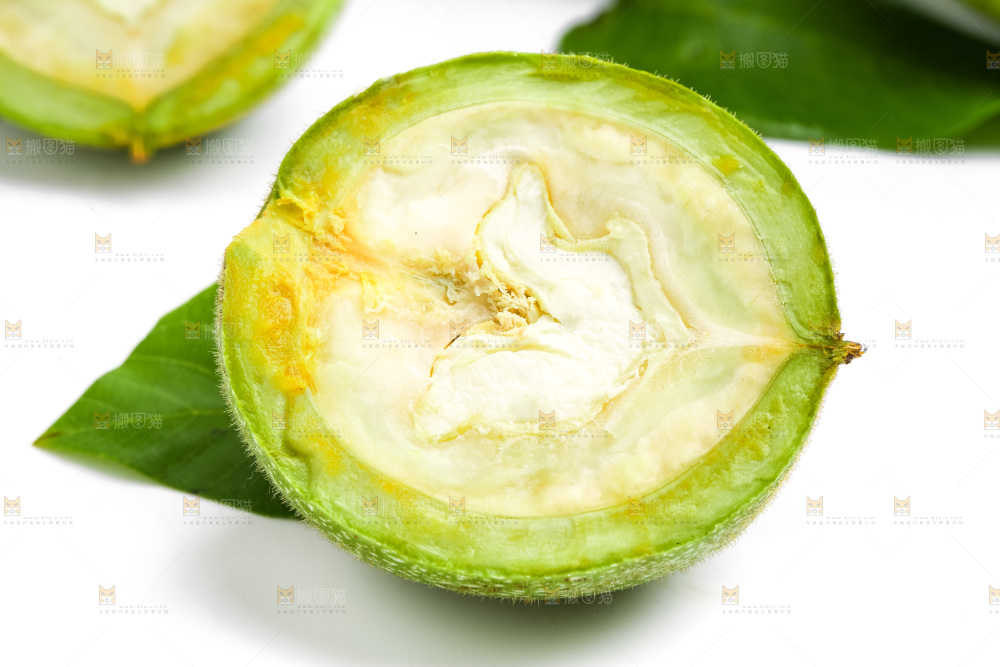 白底上放着新鲜青核桃