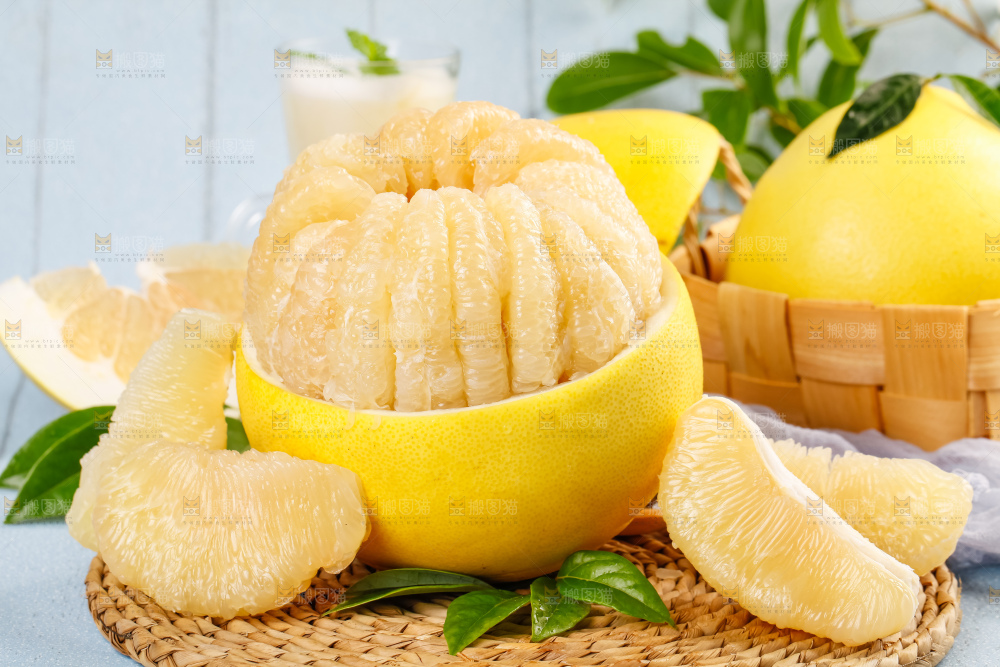 深底上的白肉蜜柚