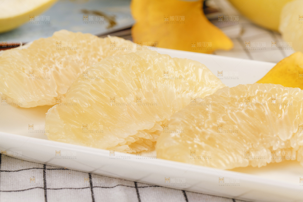 盘子里的水晶蜜柚
