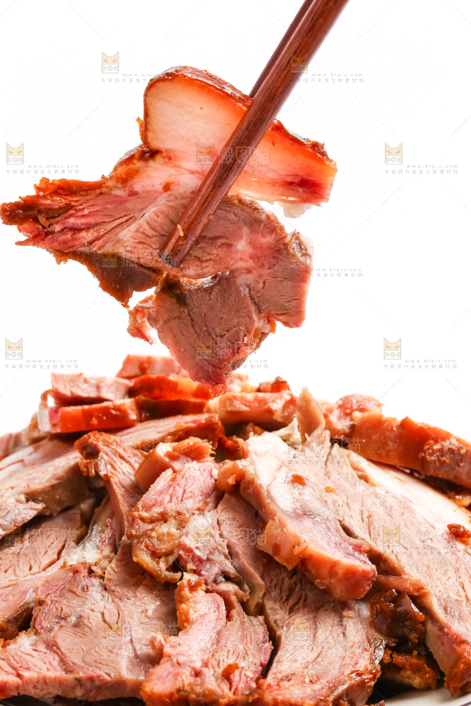 筷子夹着一块卤肉