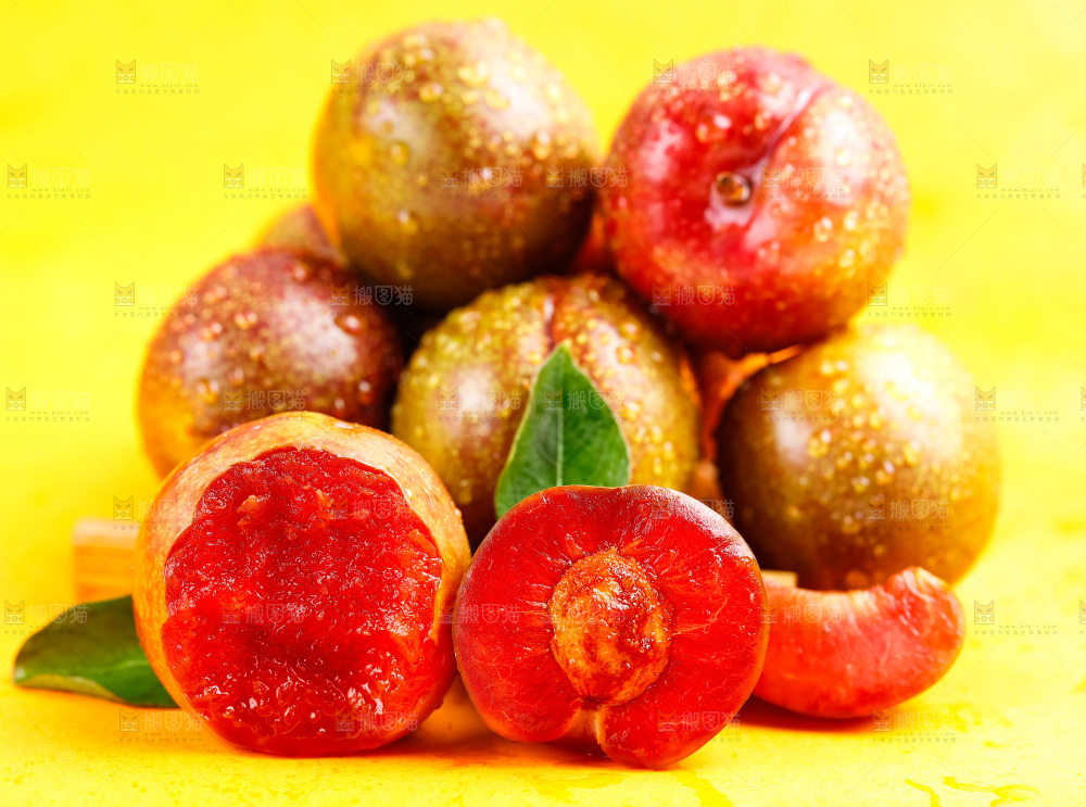 浅底上摆放着一堆的三华李