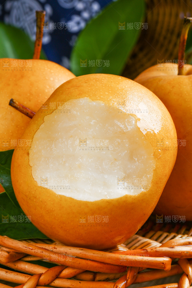 篮子上放着河北丰水梨