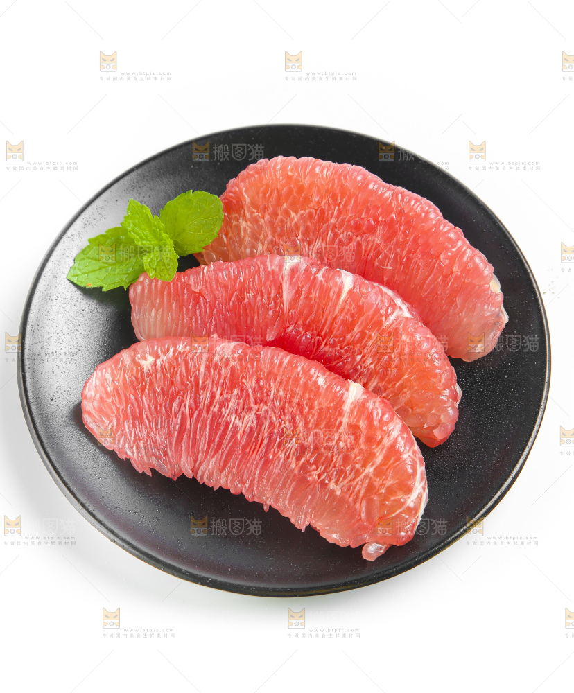 盘子里装着柚子果肉