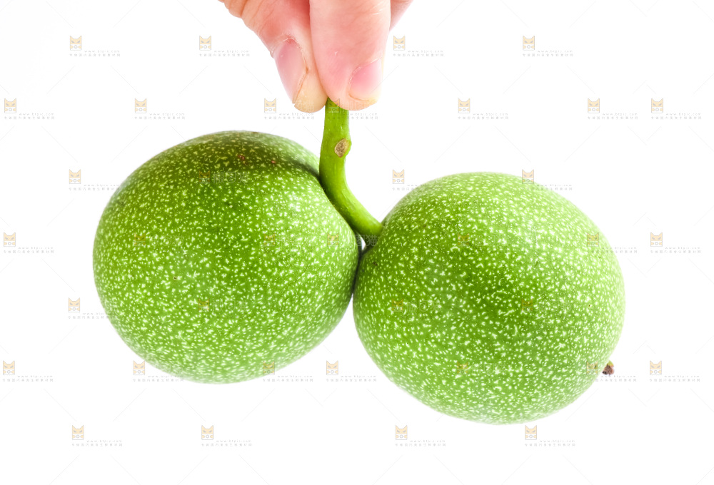 手里拿着核桃