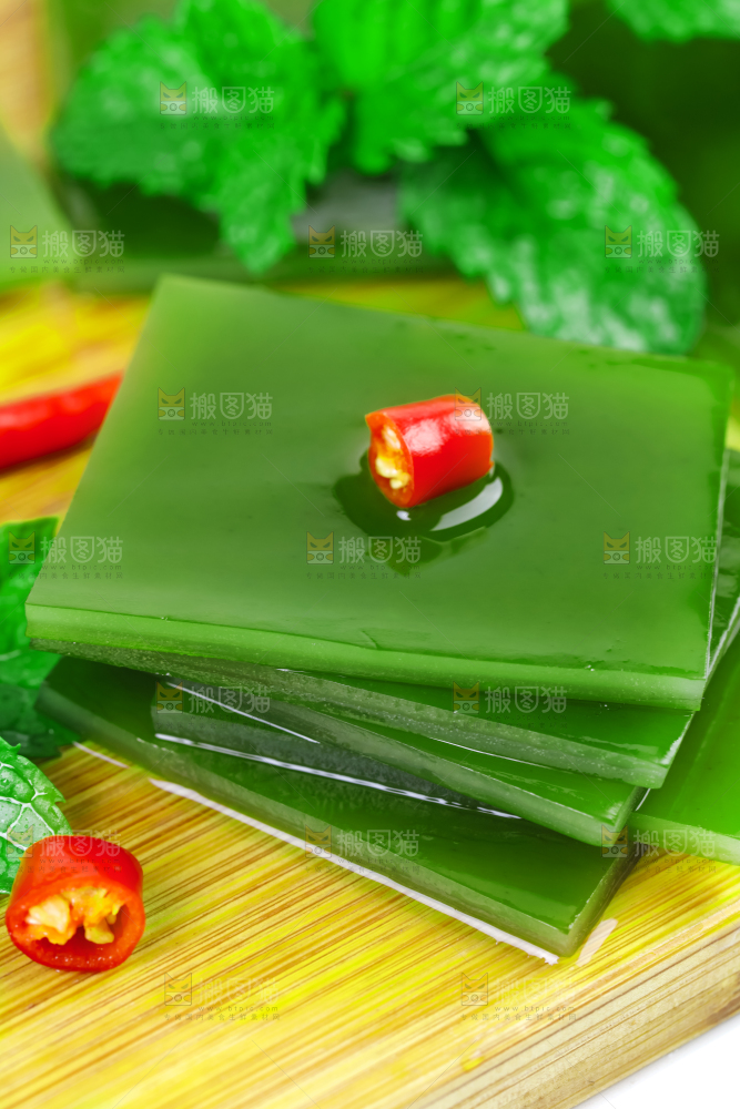 木板上放着新鲜海带