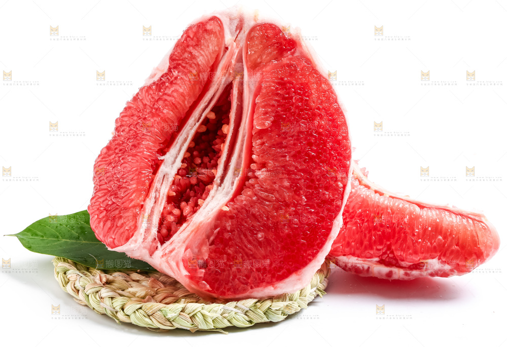 编织垫上放着红心柚