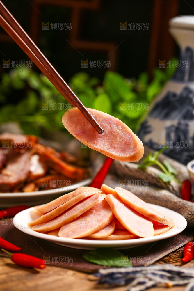 盘子里装着切片的肉肠