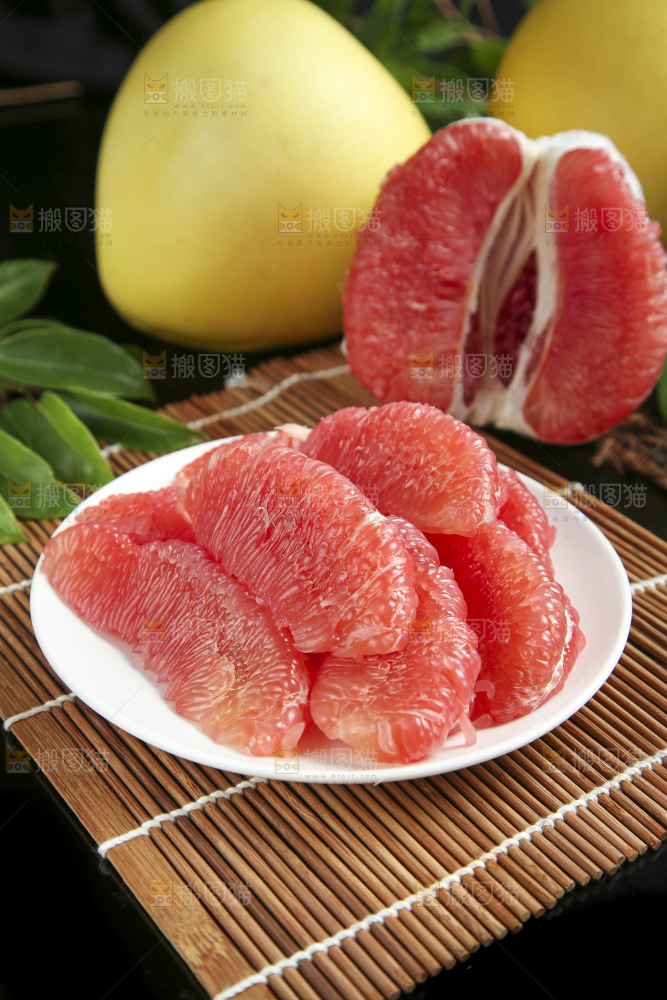 竹底上放着平和红心柚子