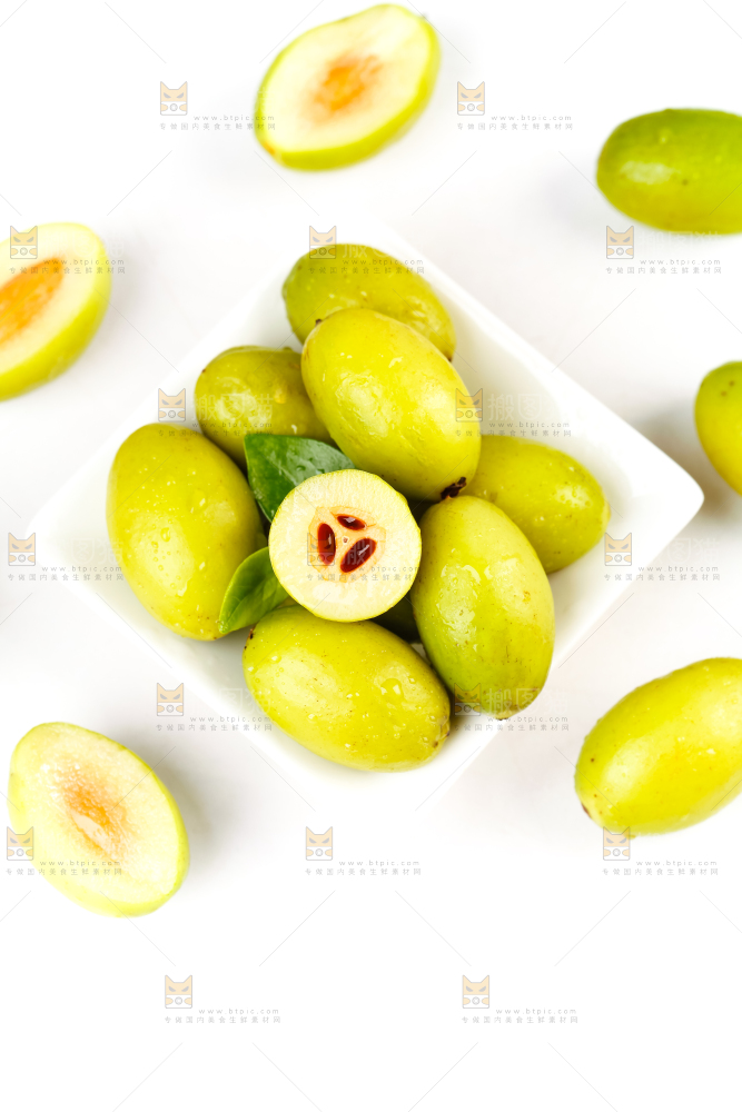 白底上盘子里的新鲜橄榄