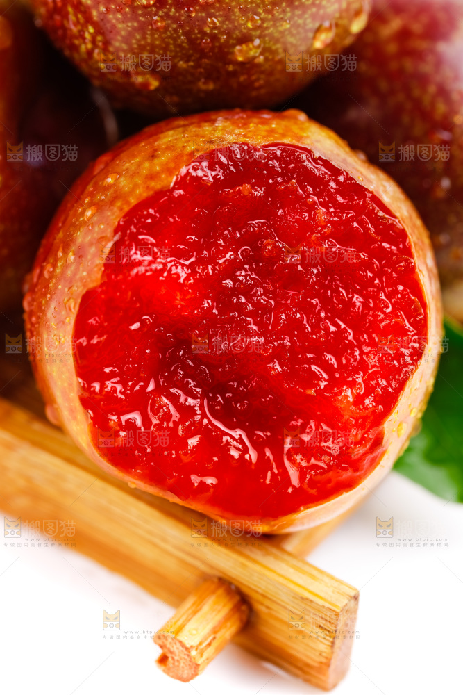 木盘里装着红肉三华李