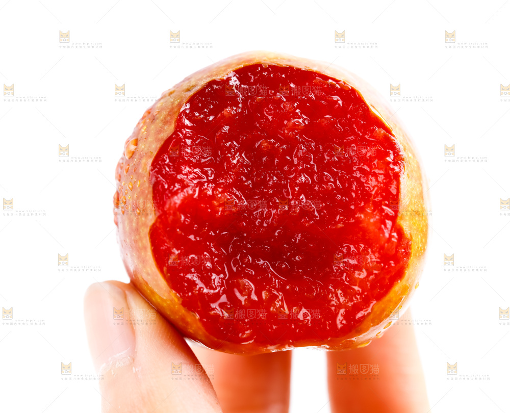 手里拿着红心李子
