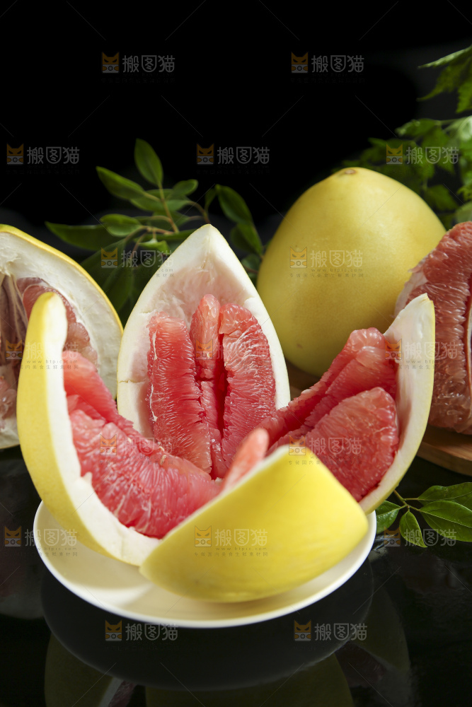 黑底上的柚子