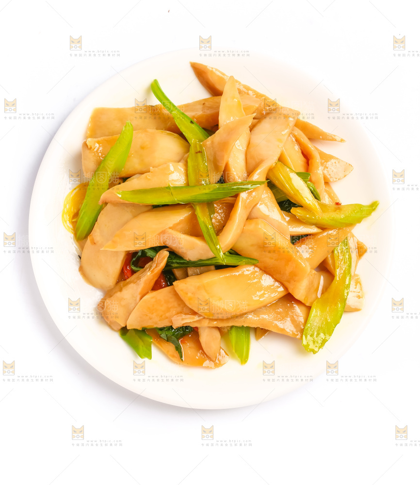 盘子里装着芹菜炒杏鲍菇