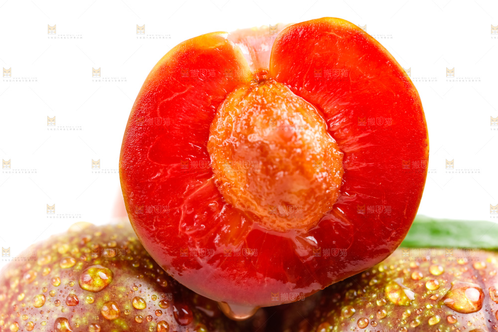 白底上摆放着红心三华李