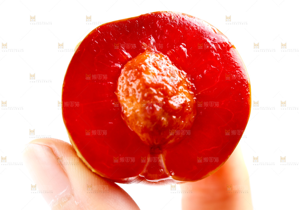 手里拿着红心李子