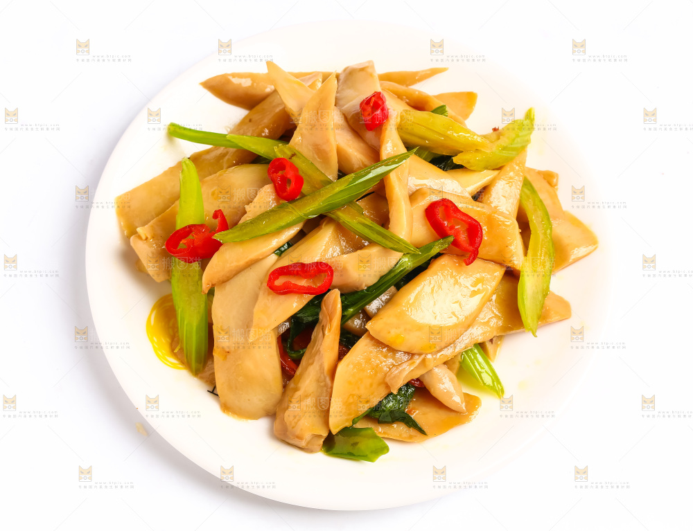 盘子里装着芹菜炒杏鲍菇