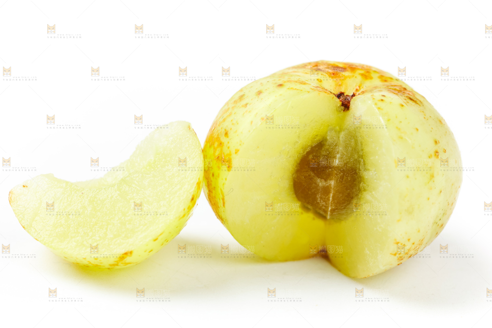 白底上摆放着余甘果