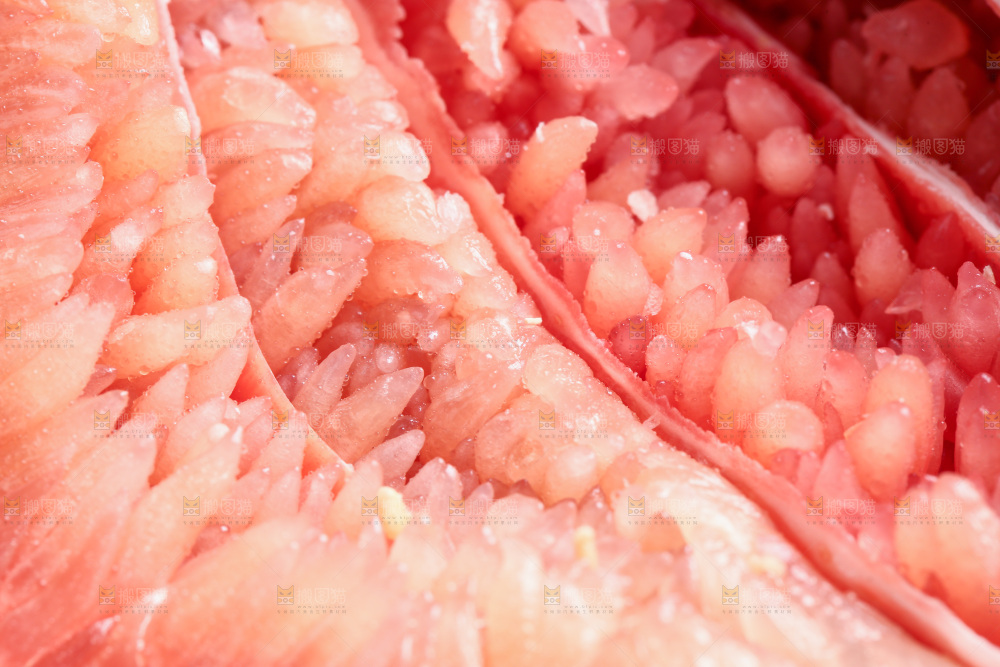 白底上放着红心柚子