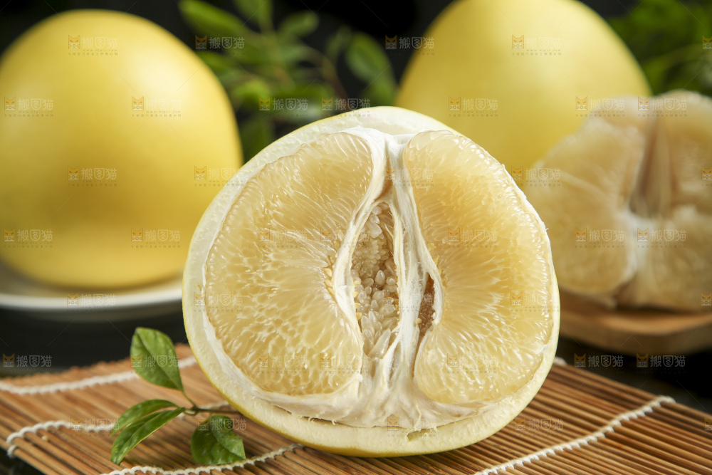 竹底上的白心蜜柚