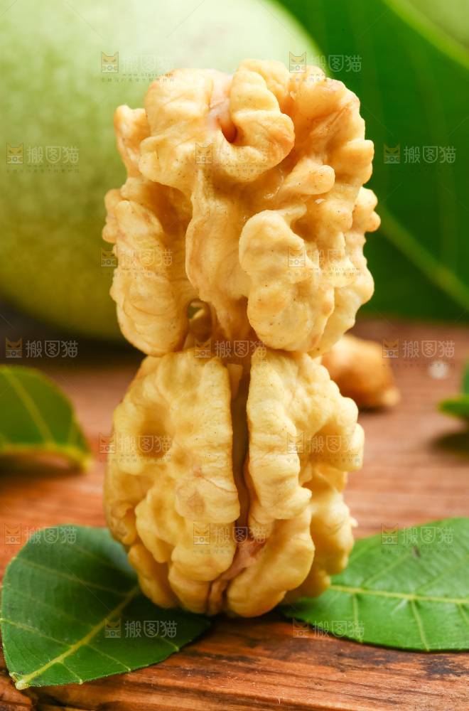 木底上摆放着生核桃仁