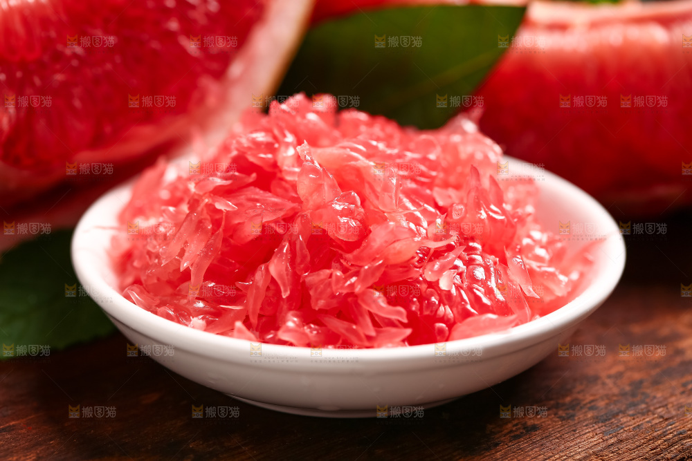 碟子里装着柚子的果肉