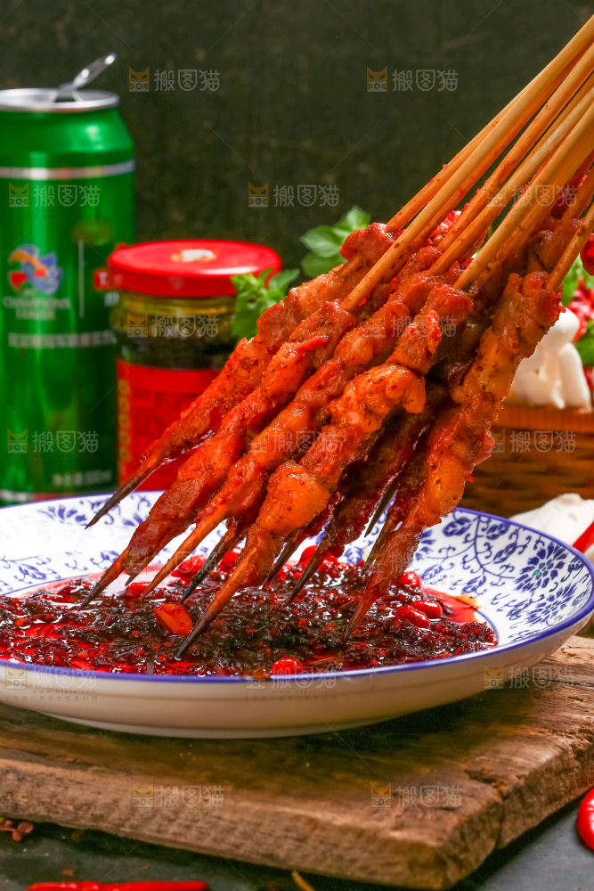 手里拿着一把肉串