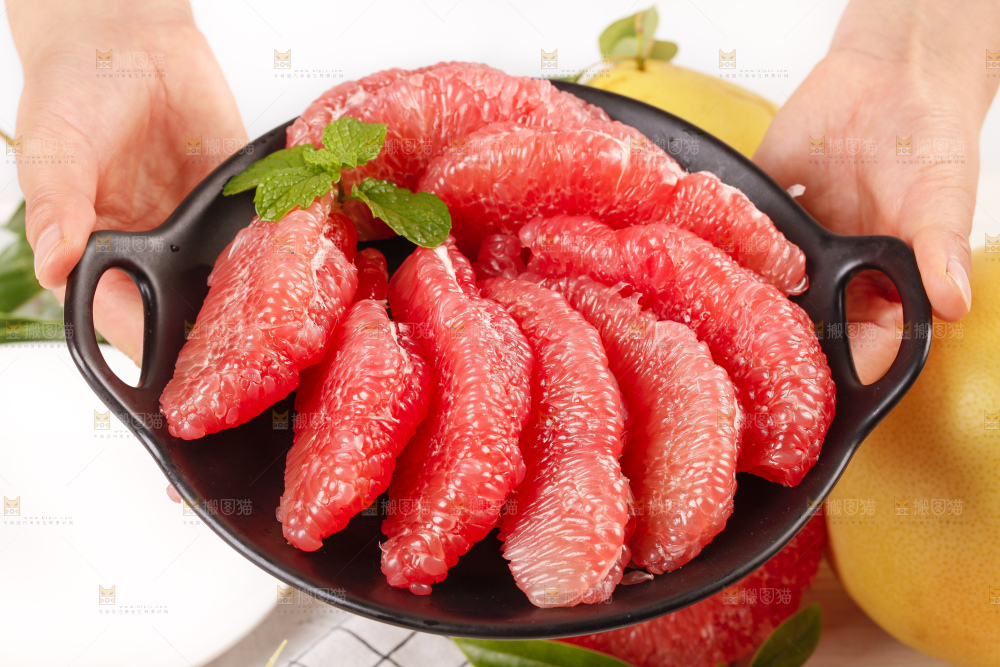 手上端着福建平和红肉蜜柚