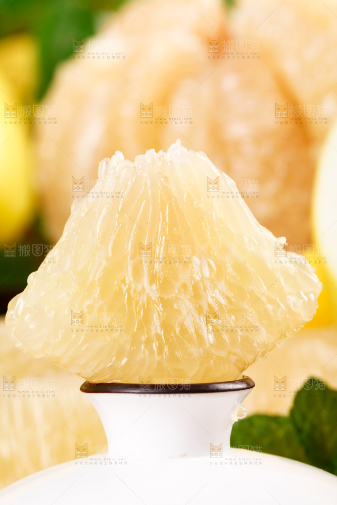 木板上的水晶蜜柚
