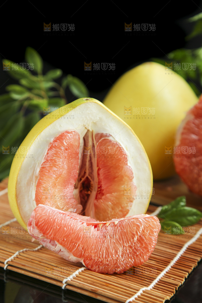 竹底上放着平和红心柚子