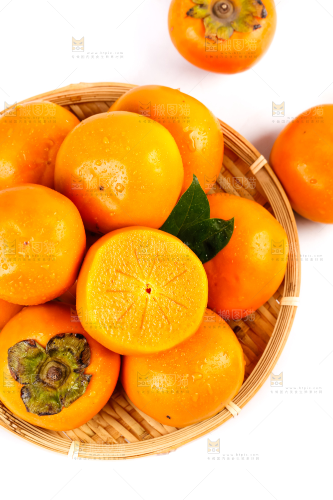 白底上放着一堆新鲜脆柿子