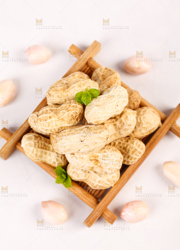 白底上放着一堆新鲜带壳花生