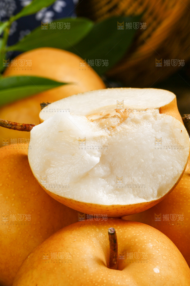 摆放着一堆的丰水梨