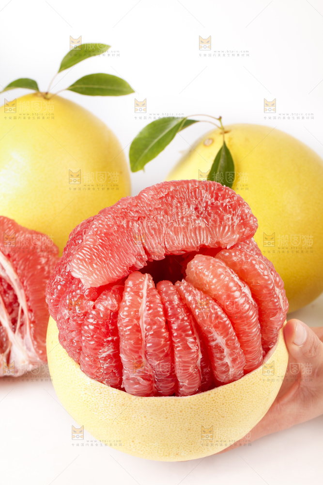 手上捧着红肉柚子
