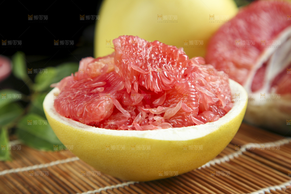 竹底上放着平和红心柚子