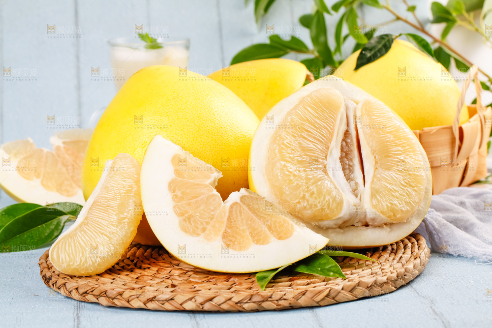 垫子上放着白心蜜柚