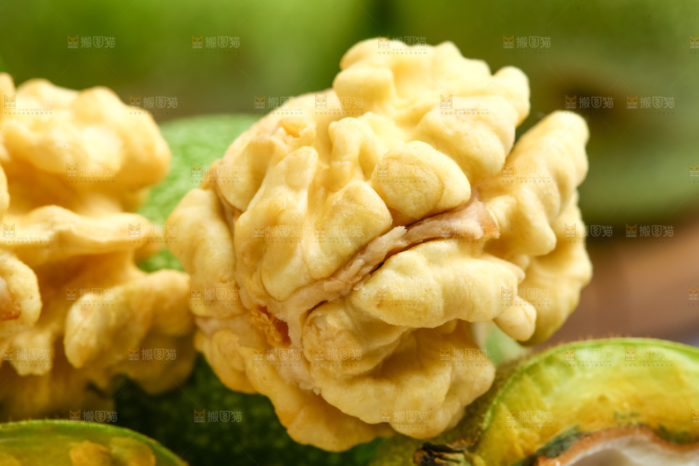 木底上摆放着生核桃仁